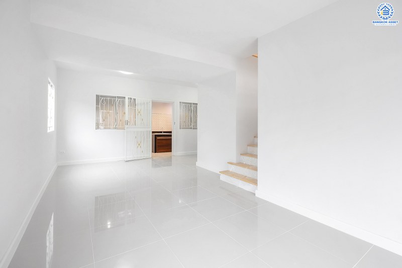 บ้านมือสองตกแต่งใหม่ ห้องมุม! ม.พฤกษาวิลล์63/1 นครอินทร์-พระราม5 สุดคุ้ม! กับบ้านพร้อมอยู่ เนื้อที่ 23.7 ตร.ว. ฟังก์ชั่น 3 ห้องนอน 2 ห้องน้ำ ครบครันทั้งครัว และโรงรถ บนทำเลโซนเมือง! เดินทางสะดวก เข้า-ออกทาง ซอยวัดสังฆทาน ใกล้สะพานพระราม5 และรถไฟฟ้าสถานี "แยกติวานนท์"