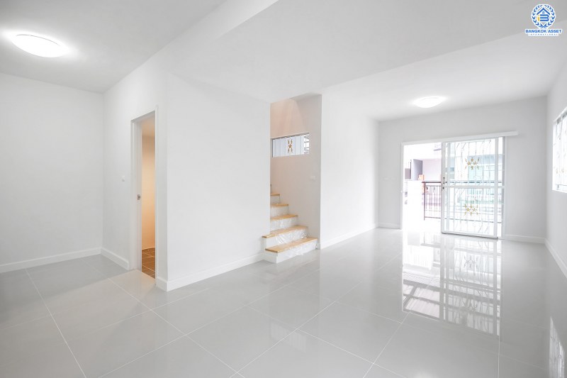 บ้านมือสองตกแต่งใหม่ ห้องมุม! ม.พฤกษาวิลล์63/1 นครอินทร์-พระราม5 สุดคุ้ม! กับบ้านพร้อมอยู่ เนื้อที่ 23.7 ตร.ว. ฟังก์ชั่น 3 ห้องนอน 2 ห้องน้ำ ครบครันทั้งครัว และโรงรถ บนทำเลโซนเมือง! เดินทางสะดวก เข้า-ออกทาง ซอยวัดสังฆทาน ใกล้สะพานพระราม5 และรถไฟฟ้าสถานี "แยกติวานนท์"