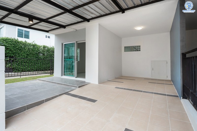 บ้านมือสองตกแต่งใหม่ ห้องมุม! ม.พฤกษาวิลล์63/1 นครอินทร์-พระราม5 สุดคุ้ม! กับบ้านพร้อมอยู่ เนื้อที่ 23.7 ตร.ว. ฟังก์ชั่น 3 ห้องนอน 2 ห้องน้ำ ครบครันทั้งครัว และโรงรถ บนทำเลโซนเมือง! เดินทางสะดวก เข้า-ออกทาง ซอยวัดสังฆทาน ใกล้สะพานพระราม5 และรถไฟฟ้าสถานี "แยกติวานนท์"