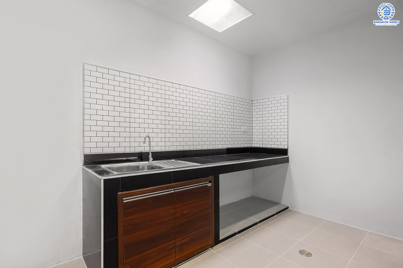 บ้านมือสองตกแต่งใหม่ ห้องมุม! ม.พฤกษาวิลล์63/1 นครอินทร์-พระราม5 สุดคุ้ม! กับบ้านพร้อมอยู่ เนื้อที่ 23.7 ตร.ว. ฟังก์ชั่น 3 ห้องนอน 2 ห้องน้ำ ครบครันทั้งครัว และโรงรถ บนทำเลโซนเมือง! เดินทางสะดวก เข้า-ออกทาง ซอยวัดสังฆทาน ใกล้สะพานพระราม5 และรถไฟฟ้าสถานี "แยกติวานนท์"