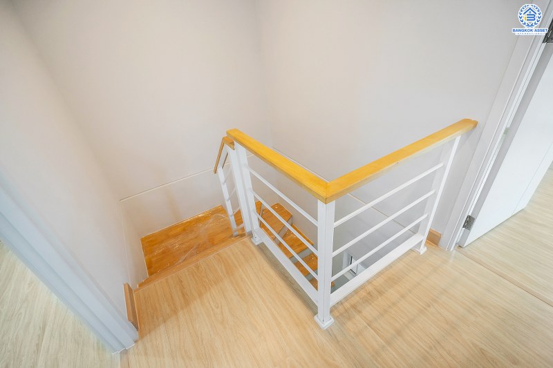 บ้านมือสองตกแต่งใหม่ ห้องมุม! ม.พฤกษาวิลล์63/1 นครอินทร์-พระราม5 สุดคุ้ม! กับบ้านพร้อมอยู่ เนื้อที่ 23.7 ตร.ว. ฟังก์ชั่น 3 ห้องนอน 2 ห้องน้ำ ครบครันทั้งครัว และโรงรถ บนทำเลโซนเมือง! เดินทางสะดวก เข้า-ออกทาง ซอยวัดสังฆทาน ใกล้สะพานพระราม5 และรถไฟฟ้าสถานี "แยกติวานนท์"