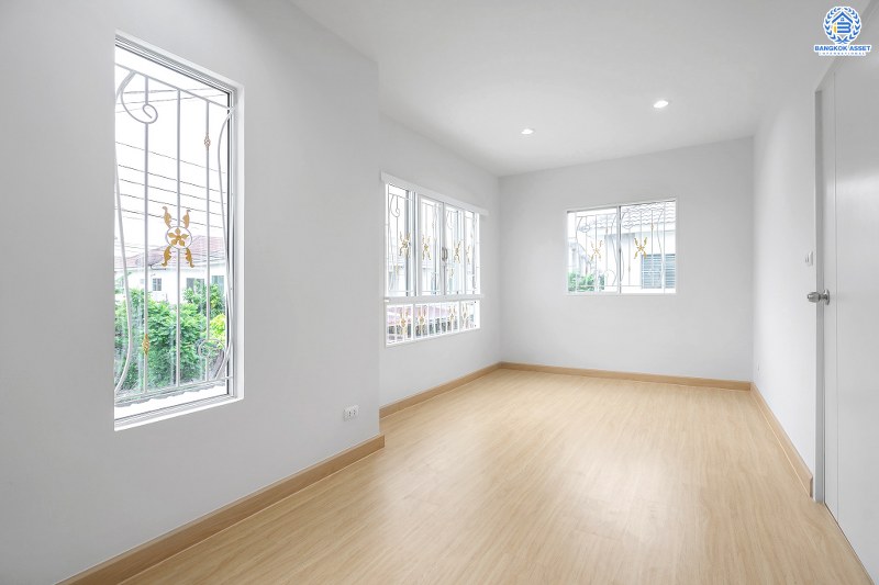 บ้านมือสองตกแต่งใหม่ ห้องมุม! ม.พฤกษาวิลล์63/1 นครอินทร์-พระราม5 สุดคุ้ม! กับบ้านพร้อมอยู่ เนื้อที่ 23.7 ตร.ว. ฟังก์ชั่น 3 ห้องนอน 2 ห้องน้ำ ครบครันทั้งครัว และโรงรถ บนทำเลโซนเมือง! เดินทางสะดวก เข้า-ออกทาง ซอยวัดสังฆทาน ใกล้สะพานพระราม5 และรถไฟฟ้าสถานี "แยกติวานนท์"