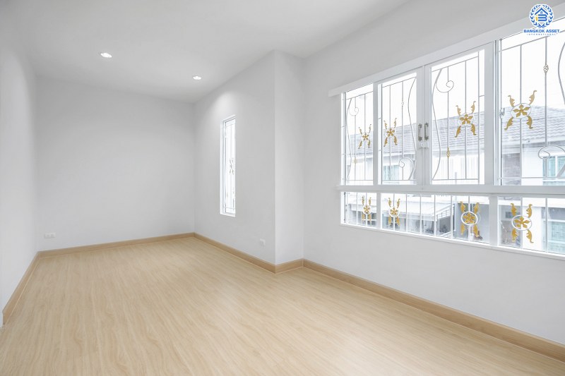 บ้านมือสองตกแต่งใหม่ ห้องมุม! ม.พฤกษาวิลล์63/1 นครอินทร์-พระราม5 สุดคุ้ม! กับบ้านพร้อมอยู่ เนื้อที่ 23.7 ตร.ว. ฟังก์ชั่น 3 ห้องนอน 2 ห้องน้ำ ครบครันทั้งครัว และโรงรถ บนทำเลโซนเมือง! เดินทางสะดวก เข้า-ออกทาง ซอยวัดสังฆทาน ใกล้สะพานพระราม5 และรถไฟฟ้าสถานี "แยกติวานนท์"