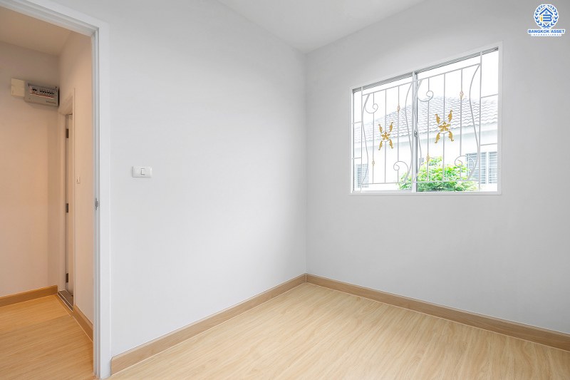 บ้านมือสองตกแต่งใหม่ ห้องมุม! ม.พฤกษาวิลล์63/1 นครอินทร์-พระราม5 สุดคุ้ม! กับบ้านพร้อมอยู่ เนื้อที่ 23.7 ตร.ว. ฟังก์ชั่น 3 ห้องนอน 2 ห้องน้ำ ครบครันทั้งครัว และโรงรถ บนทำเลโซนเมือง! เดินทางสะดวก เข้า-ออกทาง ซอยวัดสังฆทาน ใกล้สะพานพระราม5 และรถไฟฟ้าสถานี "แยกติวานนท์"