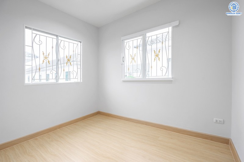 บ้านมือสองตกแต่งใหม่ ห้องมุม! ม.พฤกษาวิลล์63/1 นครอินทร์-พระราม5 สุดคุ้ม! กับบ้านพร้อมอยู่ เนื้อที่ 23.7 ตร.ว. ฟังก์ชั่น 3 ห้องนอน 2 ห้องน้ำ ครบครันทั้งครัว และโรงรถ บนทำเลโซนเมือง! เดินทางสะดวก เข้า-ออกทาง ซอยวัดสังฆทาน ใกล้สะพานพระราม5 และรถไฟฟ้าสถานี "แยกติวานนท์"