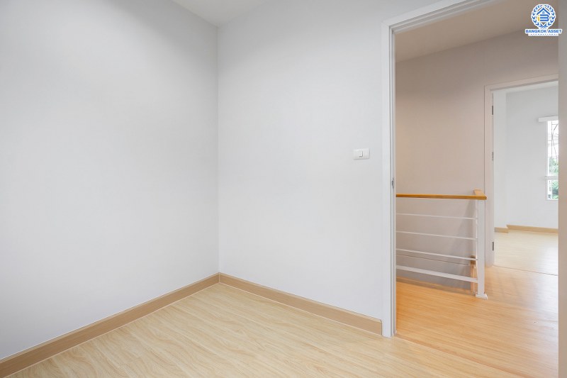 บ้านมือสองตกแต่งใหม่ ห้องมุม! ม.พฤกษาวิลล์63/1 นครอินทร์-พระราม5 สุดคุ้ม! กับบ้านพร้อมอยู่ เนื้อที่ 23.7 ตร.ว. ฟังก์ชั่น 3 ห้องนอน 2 ห้องน้ำ ครบครันทั้งครัว และโรงรถ บนทำเลโซนเมือง! เดินทางสะดวก เข้า-ออกทาง ซอยวัดสังฆทาน ใกล้สะพานพระราม5 และรถไฟฟ้าสถานี "แยกติวานนท์"