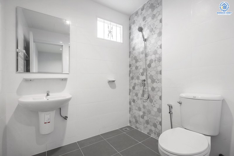 บ้านมือสองตกแต่งใหม่ ห้องมุม! ม.พฤกษาวิลล์63/1 นครอินทร์-พระราม5 สุดคุ้ม! กับบ้านพร้อมอยู่ เนื้อที่ 23.7 ตร.ว. ฟังก์ชั่น 3 ห้องนอน 2 ห้องน้ำ ครบครันทั้งครัว และโรงรถ บนทำเลโซนเมือง! เดินทางสะดวก เข้า-ออกทาง ซอยวัดสังฆทาน ใกล้สะพานพระราม5 และรถไฟฟ้าสถานี "แยกติวานนท์"