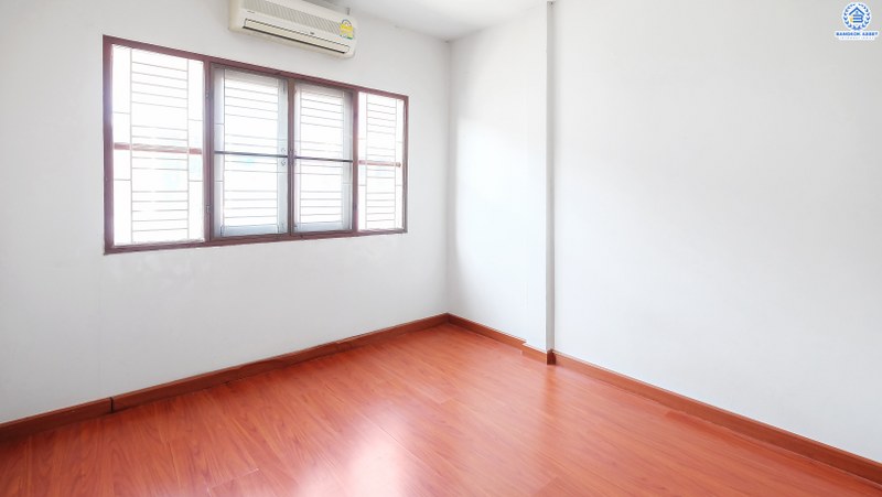 ทาวน์เฮ้าส์มือสองนนทบุรี ม.อักษรา เพียง 5 นาทีถึงถนนราชพฤกษ์ เนื้อที่ 20.2 ตร.ว. ฟังก์ชั่น 3 ห้องนอน 2 ห้องน้ำ บนทำเลศักยภาพ เข้า-ออกได้ 2 เส้นทาง ตอบทุกโจทย์ของชีวิตคนเมือง ใกล้เซ็นทรัลเวสท์เกต และรถไฟฟ้าสถานี "บางพลู" มาพร้อมกับราคาที่คุณไม่ควรพลาด!