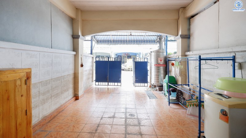 ทาวน์เฮ้าส์มือสองนนทบุรี ม.มนวดีพาร์ค บางใหญ่-กาญจนาฯ (ซ.วัดลาดปลาดุก) บ้านพร้อมอยู่ เนื้อที่ 16 ตร.ว. ฟังก์ชั่น 3นอน 2น้ำ+แอร์ 2 เครื่อง หน้าโครงการห่างจาก ถ.กาญจนาภิเษก เพียง 2 กม. ใกล้รถไฟฟ้า "สถานีคลองบางไผ่" เพียง 10 นาทีถึงเซ็นทรัลเวสต์เกต ราคาเพียงล้านต้นๆ*