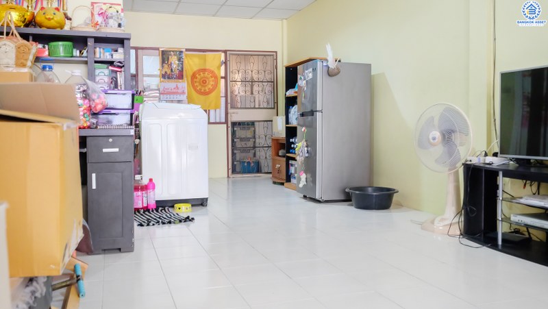 ทาวน์เฮ้าส์มือสองนนทบุรี ราคาล้านต้นๆ ม.มนวดีพาร์ค บางใหญ่-กาญจนาฯ (ซ.วัดลาปลาดุก) เนื้อที่ 16 ตร.ว.  ฟังก์ชั่น 2นอน 2น้ำ ครบครันทั้งครัวเคาน์เตอร์ และที่จอดรถส่วนตัว ตัวบ้านตั้งอยู่ในแหล่งชุมชน สามารถค้าขายได้ เพียง 10 นาทีถึงเซ็นทรัลเวสต์เกต ใกล้รถไฟฟ้าสถานี "คลองบางไผ่"