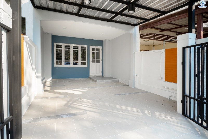 บ้านมือสองตกแต่งใหม่ ม.บุศรินทร์ บางบัวทอง บ้านพร้อมอยู่ ดีไซน์ใหม่เนื้อที่ 18 ตร.ว. ฟังก์ชั่น 2นอน 2น้ำ ห้องนอนกว้างขวาง ครบครันทั้งครัวเคาน์เตอร์ และที่จอดรถ บนทำเลเปี่ยมศักยภาพ เชื่อมต่อถ.รัตนาธิเบศร์ กาญจนาฯ และราชพฤกษ์ ใกล้เซ็นทรัลเวสต์เกต และรถไฟฟ้าสถานี "บางพลู"