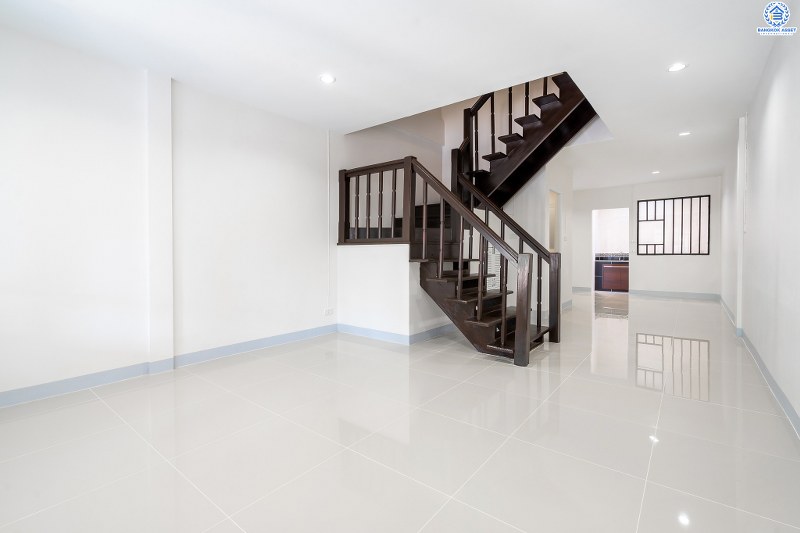 บ้านมือสองตกแต่งใหม่ ม.บุศรินทร์ บางบัวทอง บ้านพร้อมอยู่ ดีไซน์ใหม่เนื้อที่ 18 ตร.ว. ฟังก์ชั่น 2นอน 2น้ำ ห้องนอนกว้างขวาง ครบครันทั้งครัวเคาน์เตอร์ และที่จอดรถ บนทำเลเปี่ยมศักยภาพ เชื่อมต่อถ.รัตนาธิเบศร์ กาญจนาฯ และราชพฤกษ์ ใกล้เซ็นทรัลเวสต์เกต และรถไฟฟ้าสถานี "บางพลู"