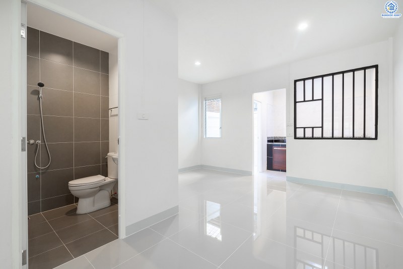 บ้านมือสองตกแต่งใหม่ ม.บุศรินทร์ บางบัวทอง บ้านพร้อมอยู่ ดีไซน์ใหม่เนื้อที่ 18 ตร.ว. ฟังก์ชั่น 2นอน 2น้ำ ห้องนอนกว้างขวาง ครบครันทั้งครัวเคาน์เตอร์ และที่จอดรถ บนทำเลเปี่ยมศักยภาพ เชื่อมต่อถ.รัตนาธิเบศร์ กาญจนาฯ และราชพฤกษ์ ใกล้เซ็นทรัลเวสต์เกต และรถไฟฟ้าสถานี "บางพลู"