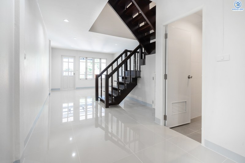 บ้านมือสองตกแต่งใหม่ ม.บุศรินทร์ บางบัวทอง บ้านพร้อมอยู่ ดีไซน์ใหม่เนื้อที่ 18 ตร.ว. ฟังก์ชั่น 2นอน 2น้ำ ห้องนอนกว้างขวาง ครบครันทั้งครัวเคาน์เตอร์ และที่จอดรถ บนทำเลเปี่ยมศักยภาพ เชื่อมต่อถ.รัตนาธิเบศร์ กาญจนาฯ และราชพฤกษ์ ใกล้เซ็นทรัลเวสต์เกต และรถไฟฟ้าสถานี "บางพลู"