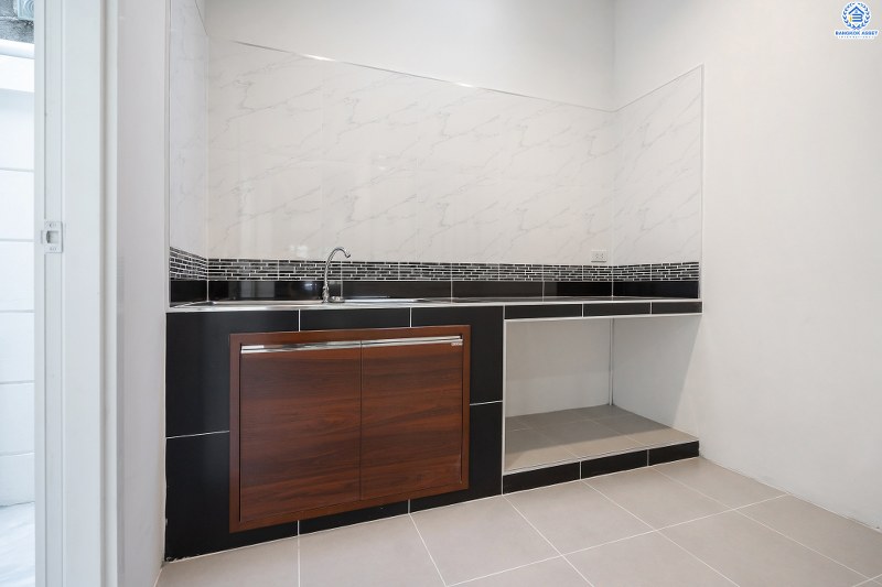 บ้านมือสองตกแต่งใหม่ ม.บุศรินทร์ บางบัวทอง บ้านพร้อมอยู่ ดีไซน์ใหม่เนื้อที่ 18 ตร.ว. ฟังก์ชั่น 2นอน 2น้ำ ห้องนอนกว้างขวาง ครบครันทั้งครัวเคาน์เตอร์ และที่จอดรถ บนทำเลเปี่ยมศักยภาพ เชื่อมต่อถ.รัตนาธิเบศร์ กาญจนาฯ และราชพฤกษ์ ใกล้เซ็นทรัลเวสต์เกต และรถไฟฟ้าสถานี "บางพลู"