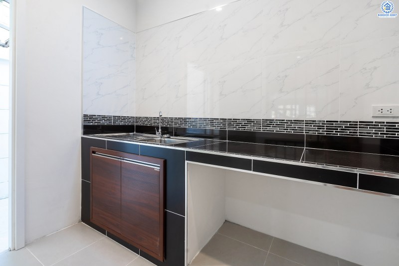 บ้านมือสองตกแต่งใหม่ ม.บุศรินทร์ บางบัวทอง บ้านพร้อมอยู่ ดีไซน์ใหม่เนื้อที่ 18 ตร.ว. ฟังก์ชั่น 2นอน 2น้ำ ห้องนอนกว้างขวาง ครบครันทั้งครัวเคาน์เตอร์ และที่จอดรถ บนทำเลเปี่ยมศักยภาพ เชื่อมต่อถ.รัตนาธิเบศร์ กาญจนาฯ และราชพฤกษ์ ใกล้เซ็นทรัลเวสต์เกต และรถไฟฟ้าสถานี "บางพลู"