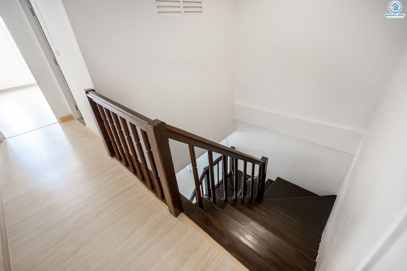 บ้านมือสองตกแต่งใหม่ ม.บุศรินทร์ บางบัวทอง บ้านพร้อมอยู่ ดีไซน์ใหม่เนื้อที่ 18 ตร.ว. ฟังก์ชั่น 2นอน 2น้ำ ห้องนอนกว้างขวาง ครบครันทั้งครัวเคาน์เตอร์ และที่จอดรถ บนทำเลเปี่ยมศักยภาพ เชื่อมต่อถ.รัตนาธิเบศร์ กาญจนาฯ และราชพฤกษ์ ใกล้เซ็นทรัลเวสต์เกต และรถไฟฟ้าสถานี "บางพลู"