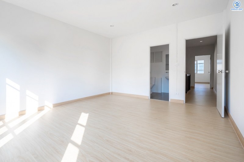 บ้านมือสองตกแต่งใหม่ ม.บุศรินทร์ บางบัวทอง บ้านพร้อมอยู่ ดีไซน์ใหม่เนื้อที่ 18 ตร.ว. ฟังก์ชั่น 2นอน 2น้ำ ห้องนอนกว้างขวาง ครบครันทั้งครัวเคาน์เตอร์ และที่จอดรถ บนทำเลเปี่ยมศักยภาพ เชื่อมต่อถ.รัตนาธิเบศร์ กาญจนาฯ และราชพฤกษ์ ใกล้เซ็นทรัลเวสต์เกต และรถไฟฟ้าสถานี "บางพลู"