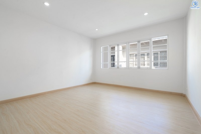 บ้านมือสองตกแต่งใหม่ ม.บุศรินทร์ บางบัวทอง บ้านพร้อมอยู่ ดีไซน์ใหม่เนื้อที่ 18 ตร.ว. ฟังก์ชั่น 2นอน 2น้ำ ห้องนอนกว้างขวาง ครบครันทั้งครัวเคาน์เตอร์ และที่จอดรถ บนทำเลเปี่ยมศักยภาพ เชื่อมต่อถ.รัตนาธิเบศร์ กาญจนาฯ และราชพฤกษ์ ใกล้เซ็นทรัลเวสต์เกต และรถไฟฟ้าสถานี "บางพลู"