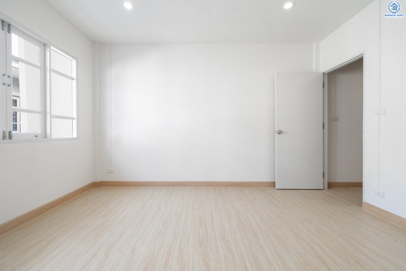 บ้านมือสองตกแต่งใหม่ ม.บุศรินทร์ บางบัวทอง บ้านพร้อมอยู่ ดีไซน์ใหม่เนื้อที่ 18 ตร.ว. ฟังก์ชั่น 2นอน 2น้ำ ห้องนอนกว้างขวาง ครบครันทั้งครัวเคาน์เตอร์ และที่จอดรถ บนทำเลเปี่ยมศักยภาพ เชื่อมต่อถ.รัตนาธิเบศร์ กาญจนาฯ และราชพฤกษ์ ใกล้เซ็นทรัลเวสต์เกต และรถไฟฟ้าสถานี "บางพลู"