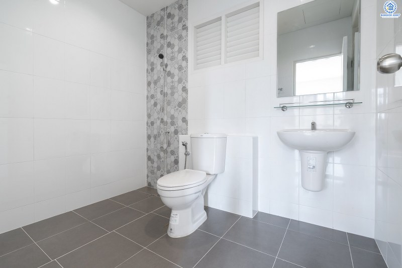 บ้านมือสองตกแต่งใหม่ ม.บุศรินทร์ บางบัวทอง บ้านพร้อมอยู่ ดีไซน์ใหม่เนื้อที่ 18 ตร.ว. ฟังก์ชั่น 2นอน 2น้ำ ห้องนอนกว้างขวาง ครบครันทั้งครัวเคาน์เตอร์ และที่จอดรถ บนทำเลเปี่ยมศักยภาพ เชื่อมต่อถ.รัตนาธิเบศร์ กาญจนาฯ และราชพฤกษ์ ใกล้เซ็นทรัลเวสต์เกต และรถไฟฟ้าสถานี "บางพลู"