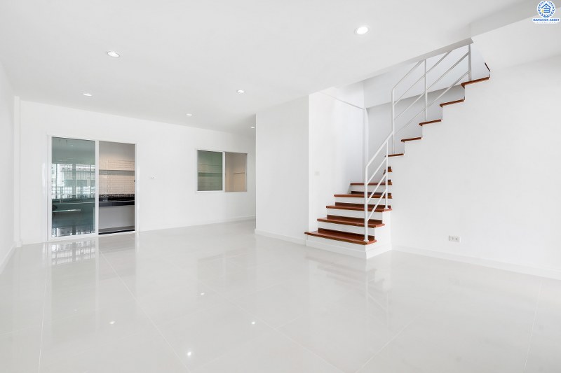 บ้านมือสองตกแต่งใหม่ โครงการ พลอยนคราเพลส ดอนเมือง-วิภาวดี (ซ.วิภาวดี33) จัดเต็มพร้อมอยู่! ตกแต่งครบทุกฟังก์ชั่น เนื้อที่ 19.3 ตร.ว. 3ห้องนอน 3ห้องน้ำ 2ที่จอดรถ พร้อมพื้นที่ใช้สอย "กว้างสะใจ" บนทำเลย่านเศรษฐกิจ เชื่อมต่อทุกการเดินทาง เยื้องสนามบินดอนเมือง ใกล้รถไฟฟ้าสายสีแดง และฟิวเจอร์พาร์ครังสิต ...ราคาพิเศษสุด!