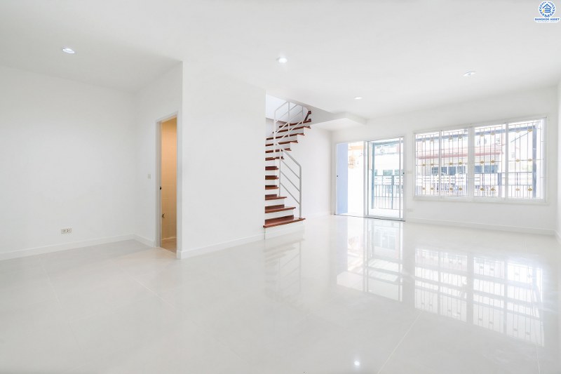 บ้านมือสองตกแต่งใหม่ โครงการ พลอยนคราเพลส ดอนเมือง-วิภาวดี (ซ.วิภาวดี33) จัดเต็มพร้อมอยู่! ตกแต่งครบทุกฟังก์ชั่น เนื้อที่ 19.3 ตร.ว. 3ห้องนอน 3ห้องน้ำ 2ที่จอดรถ พร้อมพื้นที่ใช้สอย "กว้างสะใจ" บนทำเลย่านเศรษฐกิจ เชื่อมต่อทุกการเดินทาง เยื้องสนามบินดอนเมือง ใกล้รถไฟฟ้าสายสีแดง และฟิวเจอร์พาร์ครังสิต ...ราคาพิเศษสุด!