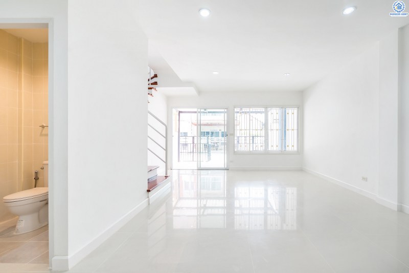 บ้านมือสองตกแต่งใหม่ โครงการ พลอยนคราเพลส ดอนเมือง-วิภาวดี (ซ.วิภาวดี33) จัดเต็มพร้อมอยู่! ตกแต่งครบทุกฟังก์ชั่น เนื้อที่ 19.3 ตร.ว. 3ห้องนอน 3ห้องน้ำ 2ที่จอดรถ พร้อมพื้นที่ใช้สอย "กว้างสะใจ" บนทำเลย่านเศรษฐกิจ เชื่อมต่อทุกการเดินทาง เยื้องสนามบินดอนเมือง ใกล้รถไฟฟ้าสายสีแดง และฟิวเจอร์พาร์ครังสิต ...ราคาพิเศษสุด!