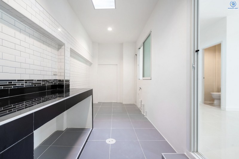 บ้านมือสองตกแต่งใหม่ โครงการ พลอยนคราเพลส ดอนเมือง-วิภาวดี (ซ.วิภาวดี33) จัดเต็มพร้อมอยู่! ตกแต่งครบทุกฟังก์ชั่น เนื้อที่ 19.3 ตร.ว. 3ห้องนอน 3ห้องน้ำ 2ที่จอดรถ พร้อมพื้นที่ใช้สอย "กว้างสะใจ" บนทำเลย่านเศรษฐกิจ เชื่อมต่อทุกการเดินทาง เยื้องสนามบินดอนเมือง ใกล้รถไฟฟ้าสายสีแดง และฟิวเจอร์พาร์ครังสิต ...ราคาพิเศษสุด!