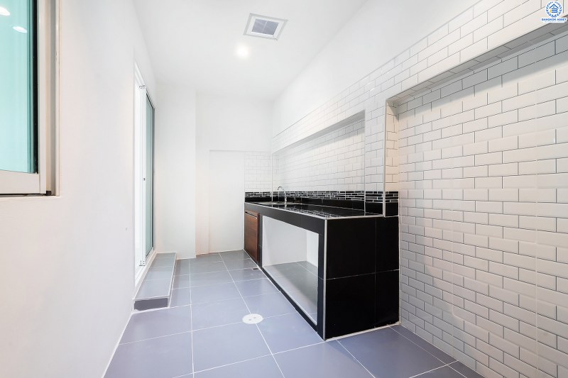 บ้านมือสองตกแต่งใหม่ โครงการ พลอยนคราเพลส ดอนเมือง-วิภาวดี (ซ.วิภาวดี33) จัดเต็มพร้อมอยู่! ตกแต่งครบทุกฟังก์ชั่น เนื้อที่ 19.3 ตร.ว. 3ห้องนอน 3ห้องน้ำ 2ที่จอดรถ พร้อมพื้นที่ใช้สอย "กว้างสะใจ" บนทำเลย่านเศรษฐกิจ เชื่อมต่อทุกการเดินทาง เยื้องสนามบินดอนเมือง ใกล้รถไฟฟ้าสายสีแดง และฟิวเจอร์พาร์ครังสิต ...ราคาพิเศษสุด!