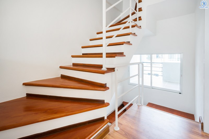 บ้านมือสองตกแต่งใหม่ โครงการ พลอยนคราเพลส ดอนเมือง-วิภาวดี (ซ.วิภาวดี33) จัดเต็มพร้อมอยู่! ตกแต่งครบทุกฟังก์ชั่น เนื้อที่ 19.3 ตร.ว. 3ห้องนอน 3ห้องน้ำ 2ที่จอดรถ พร้อมพื้นที่ใช้สอย "กว้างสะใจ" บนทำเลย่านเศรษฐกิจ เชื่อมต่อทุกการเดินทาง เยื้องสนามบินดอนเมือง ใกล้รถไฟฟ้าสายสีแดง และฟิวเจอร์พาร์ครังสิต ...ราคาพิเศษสุด!