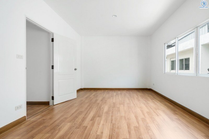 บ้านมือสองตกแต่งใหม่ โครงการ พลอยนคราเพลส ดอนเมือง-วิภาวดี (ซ.วิภาวดี33) จัดเต็มพร้อมอยู่! ตกแต่งครบทุกฟังก์ชั่น เนื้อที่ 19.3 ตร.ว. 3ห้องนอน 3ห้องน้ำ 2ที่จอดรถ พร้อมพื้นที่ใช้สอย "กว้างสะใจ" บนทำเลย่านเศรษฐกิจ เชื่อมต่อทุกการเดินทาง เยื้องสนามบินดอนเมือง ใกล้รถไฟฟ้าสายสีแดง และฟิวเจอร์พาร์ครังสิต ...ราคาพิเศษสุด!