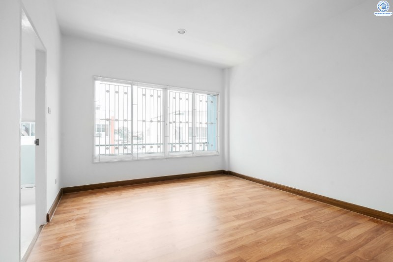 บ้านมือสองตกแต่งใหม่ โครงการ พลอยนคราเพลส ดอนเมือง-วิภาวดี (ซ.วิภาวดี33) จัดเต็มพร้อมอยู่! ตกแต่งครบทุกฟังก์ชั่น เนื้อที่ 19.3 ตร.ว. 3ห้องนอน 3ห้องน้ำ 2ที่จอดรถ พร้อมพื้นที่ใช้สอย "กว้างสะใจ" บนทำเลย่านเศรษฐกิจ เชื่อมต่อทุกการเดินทาง เยื้องสนามบินดอนเมือง ใกล้รถไฟฟ้าสายสีแดง และฟิวเจอร์พาร์ครังสิต ...ราคาพิเศษสุด!