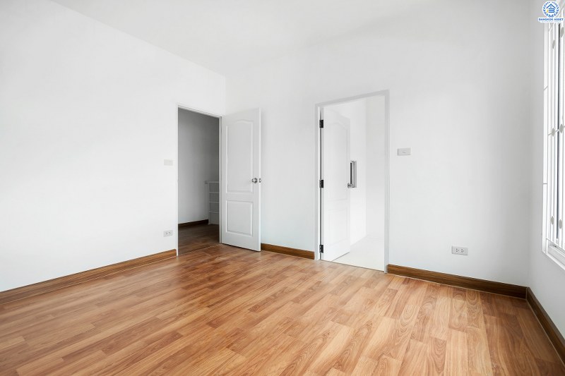 บ้านมือสองตกแต่งใหม่ โครงการ พลอยนคราเพลส ดอนเมือง-วิภาวดี (ซ.วิภาวดี33) จัดเต็มพร้อมอยู่! ตกแต่งครบทุกฟังก์ชั่น เนื้อที่ 19.3 ตร.ว. 3ห้องนอน 3ห้องน้ำ 2ที่จอดรถ พร้อมพื้นที่ใช้สอย "กว้างสะใจ" บนทำเลย่านเศรษฐกิจ เชื่อมต่อทุกการเดินทาง เยื้องสนามบินดอนเมือง ใกล้รถไฟฟ้าสายสีแดง และฟิวเจอร์พาร์ครังสิต ...ราคาพิเศษสุด!