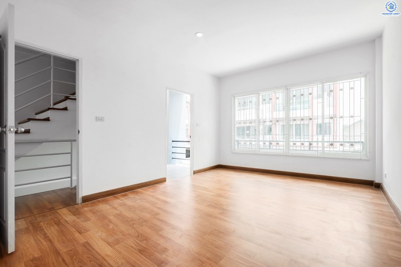 บ้านมือสองตกแต่งใหม่ โครงการ พลอยนคราเพลส ดอนเมือง-วิภาวดี (ซ.วิภาวดี33) จัดเต็มพร้อมอยู่! ตกแต่งครบทุกฟังก์ชั่น เนื้อที่ 19.3 ตร.ว. 3ห้องนอน 3ห้องน้ำ 2ที่จอดรถ พร้อมพื้นที่ใช้สอย "กว้างสะใจ" บนทำเลย่านเศรษฐกิจ เชื่อมต่อทุกการเดินทาง เยื้องสนามบินดอนเมือง ใกล้รถไฟฟ้าสายสีแดง และฟิวเจอร์พาร์ครังสิต ...ราคาพิเศษสุด!