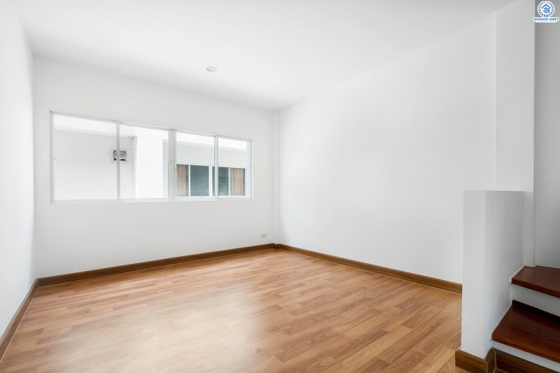 บ้านมือสองตกแต่งใหม่ โครงการ พลอยนคราเพลส ดอนเมือง-วิภาวดี (ซ.วิภาวดี33) จัดเต็มพร้อมอยู่! ตกแต่งครบทุกฟังก์ชั่น เนื้อที่ 19.3 ตร.ว. 3ห้องนอน 3ห้องน้ำ 2ที่จอดรถ พร้อมพื้นที่ใช้สอย "กว้างสะใจ" บนทำเลย่านเศรษฐกิจ เชื่อมต่อทุกการเดินทาง เยื้องสนามบินดอนเมือง ใกล้รถไฟฟ้าสายสีแดง และฟิวเจอร์พาร์ครังสิต ...ราคาพิเศษสุด!