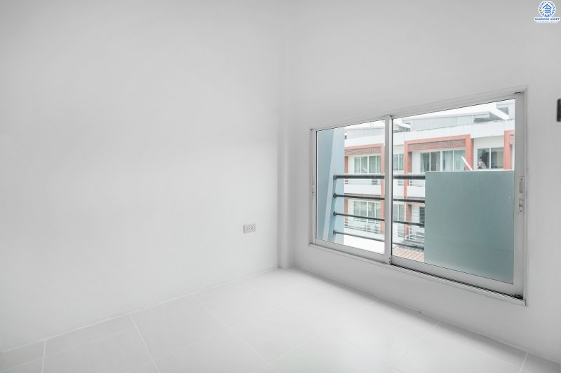 บ้านมือสองตกแต่งใหม่ โครงการ พลอยนคราเพลส ดอนเมือง-วิภาวดี (ซ.วิภาวดี33) จัดเต็มพร้อมอยู่! ตกแต่งครบทุกฟังก์ชั่น เนื้อที่ 19.3 ตร.ว. 3ห้องนอน 3ห้องน้ำ 2ที่จอดรถ พร้อมพื้นที่ใช้สอย "กว้างสะใจ" บนทำเลย่านเศรษฐกิจ เชื่อมต่อทุกการเดินทาง เยื้องสนามบินดอนเมือง ใกล้รถไฟฟ้าสายสีแดง และฟิวเจอร์พาร์ครังสิต ...ราคาพิเศษสุด!