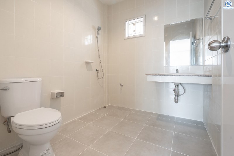 บ้านมือสองตกแต่งใหม่ โครงการ พลอยนคราเพลส ดอนเมือง-วิภาวดี (ซ.วิภาวดี33) จัดเต็มพร้อมอยู่! ตกแต่งครบทุกฟังก์ชั่น เนื้อที่ 19.3 ตร.ว. 3ห้องนอน 3ห้องน้ำ 2ที่จอดรถ พร้อมพื้นที่ใช้สอย "กว้างสะใจ" บนทำเลย่านเศรษฐกิจ เชื่อมต่อทุกการเดินทาง เยื้องสนามบินดอนเมือง ใกล้รถไฟฟ้าสายสีแดง และฟิวเจอร์พาร์ครังสิต ...ราคาพิเศษสุด!