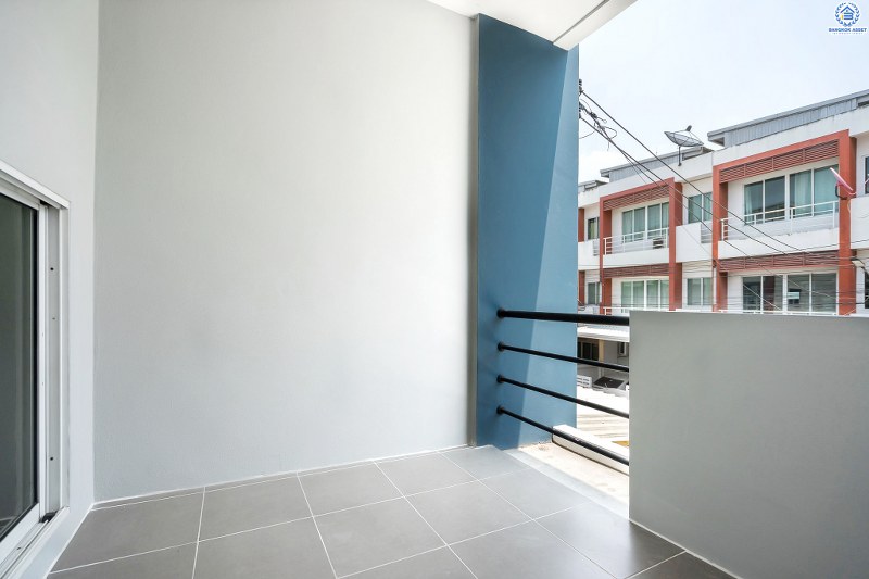 บ้านมือสองตกแต่งใหม่ โครงการ พลอยนคราเพลส ดอนเมือง-วิภาวดี (ซ.วิภาวดี33) จัดเต็มพร้อมอยู่! ตกแต่งครบทุกฟังก์ชั่น เนื้อที่ 19.3 ตร.ว. 3ห้องนอน 3ห้องน้ำ 2ที่จอดรถ พร้อมพื้นที่ใช้สอย "กว้างสะใจ" บนทำเลย่านเศรษฐกิจ เชื่อมต่อทุกการเดินทาง เยื้องสนามบินดอนเมือง ใกล้รถไฟฟ้าสายสีแดง และฟิวเจอร์พาร์ครังสิต ...ราคาพิเศษสุด!