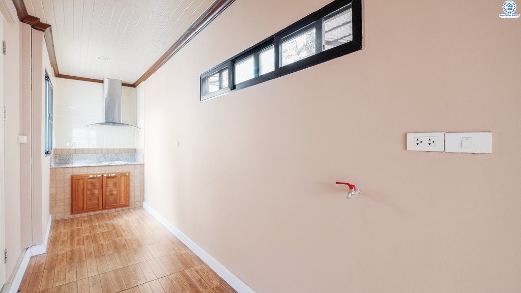 บ้านแฝดมือสองนนทบุรี ม.โมดิวิลล่า ปิ่นเกล้า-วงแหวน (ซ.วัดส้มเกลี้ยง) บ้านคุณภาพแบรนด์ Property Perfect  ต่อเติมพร้อมอยู่ เนื้อที่ 38 ตร.ว. มาพร้อมฟังก์ชั่น 3ห้องนอน 2ห้องน้ำ 2ที่จอดรถ มีเฟอร์ฯบิ้วท์อิน 2ครัวเคาน์เตอร์ และแอร์ 3 เครื่อง บนทำเลเดินทางสะดวก ใกล้เซ็นทรัลเวสต์เกต , Plus Mall บางใหญ่ และจุดขึ้นทางด่วน "ศรีรัช"