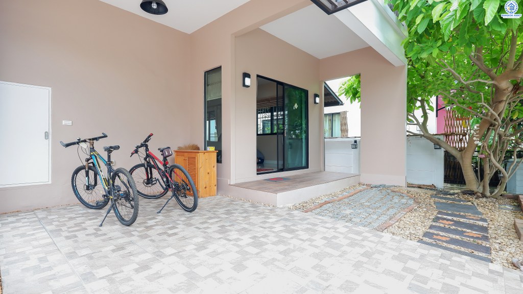 บ้านแฝดมือสองนนทบุรี ม.โมดิวิลล่า ปิ่นเกล้า-วงแหวน (ซ.วัดส้มเกลี้ยง) บ้านคุณภาพแบรนด์ Property Perfect  ต่อเติมพร้อมอยู่ เนื้อที่ 38 ตร.ว. มาพร้อมฟังก์ชั่น 3ห้องนอน 2ห้องน้ำ 2ที่จอดรถ มีเฟอร์ฯบิ้วท์อิน 2ครัวเคาน์เตอร์ และแอร์ 3 เครื่อง บนทำเลเดินทางสะดวก ใกล้เซ็นทรัลเวสต์เกต , Plus Mall บางใหญ่ และจุดขึ้นทางด่วน "ศรีรัช"