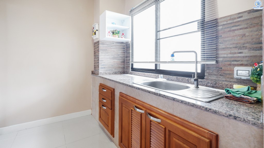 บ้านแฝดมือสองนนทบุรี ม.โมดิวิลล่า ปิ่นเกล้า-วงแหวน (ซ.วัดส้มเกลี้ยง) บ้านคุณภาพแบรนด์ Property Perfect  ต่อเติมพร้อมอยู่ เนื้อที่ 38 ตร.ว. มาพร้อมฟังก์ชั่น 3ห้องนอน 2ห้องน้ำ 2ที่จอดรถ มีเฟอร์ฯบิ้วท์อิน 2ครัวเคาน์เตอร์ และแอร์ 3 เครื่อง บนทำเลเดินทางสะดวก ใกล้เซ็นทรัลเวสต์เกต , Plus Mall บางใหญ่ และจุดขึ้นทางด่วน "ศรีรัช"