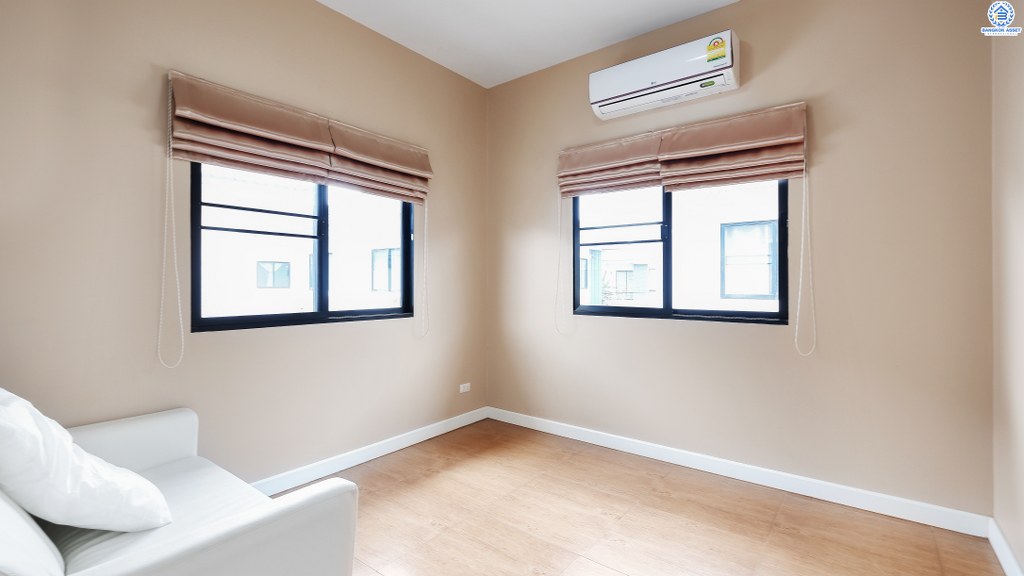 บ้านแฝดมือสองนนทบุรี ม.โมดิวิลล่า ปิ่นเกล้า-วงแหวน (ซ.วัดส้มเกลี้ยง) บ้านคุณภาพแบรนด์ Property Perfect  ต่อเติมพร้อมอยู่ เนื้อที่ 38 ตร.ว. มาพร้อมฟังก์ชั่น 3ห้องนอน 2ห้องน้ำ 2ที่จอดรถ มีเฟอร์ฯบิ้วท์อิน 2ครัวเคาน์เตอร์ และแอร์ 3 เครื่อง บนทำเลเดินทางสะดวก ใกล้เซ็นทรัลเวสต์เกต , Plus Mall บางใหญ่ และจุดขึ้นทางด่วน "ศรีรัช"