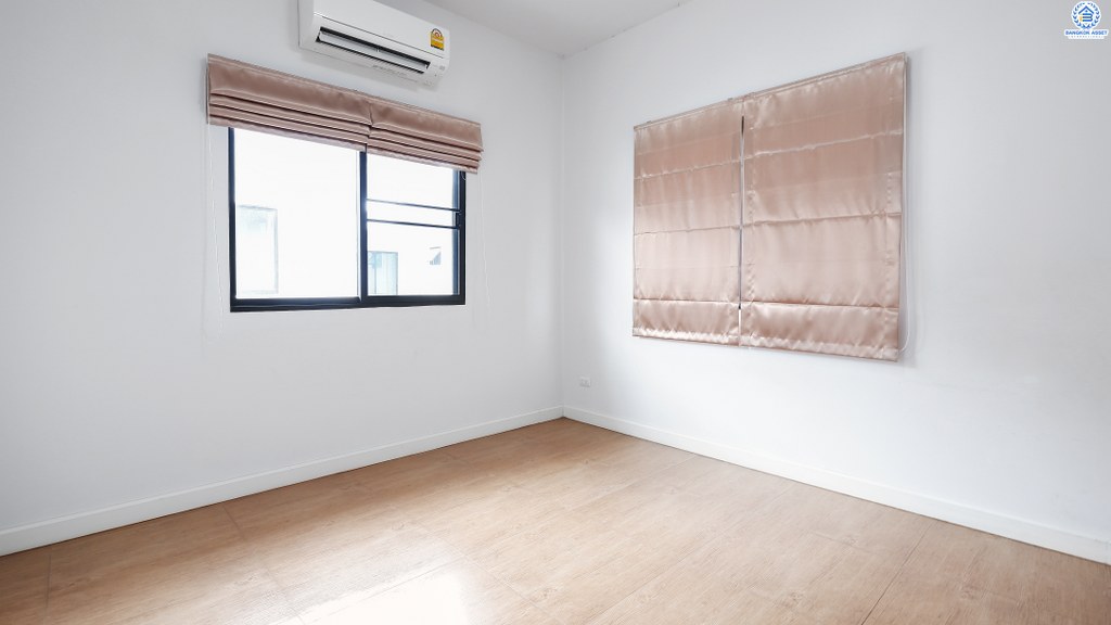 บ้านแฝดมือสองนนทบุรี ม.โมดิวิลล่า ปิ่นเกล้า-วงแหวน (ซ.วัดส้มเกลี้ยง) บ้านคุณภาพแบรนด์ Property Perfect  ต่อเติมพร้อมอยู่ เนื้อที่ 38 ตร.ว. มาพร้อมฟังก์ชั่น 3ห้องนอน 2ห้องน้ำ 2ที่จอดรถ มีเฟอร์ฯบิ้วท์อิน 2ครัวเคาน์เตอร์ และแอร์ 3 เครื่อง บนทำเลเดินทางสะดวก ใกล้เซ็นทรัลเวสต์เกต , Plus Mall บางใหญ่ และจุดขึ้นทางด่วน "ศรีรัช"