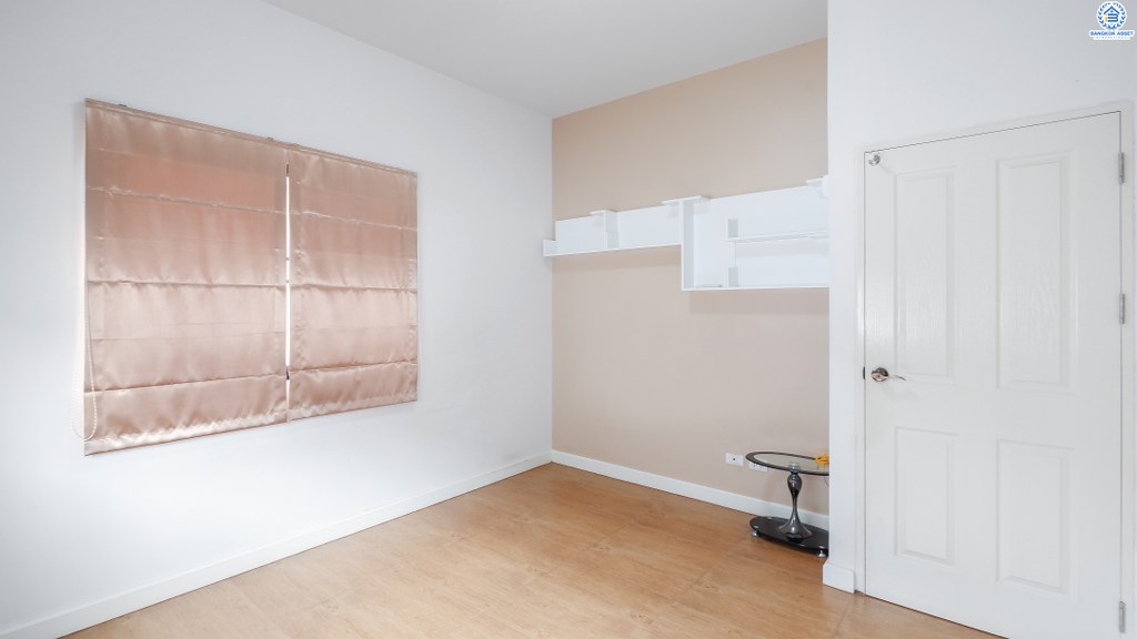 บ้านแฝดมือสองนนทบุรี ม.โมดิวิลล่า ปิ่นเกล้า-วงแหวน (ซ.วัดส้มเกลี้ยง) บ้านคุณภาพแบรนด์ Property Perfect  ต่อเติมพร้อมอยู่ เนื้อที่ 38 ตร.ว. มาพร้อมฟังก์ชั่น 3ห้องนอน 2ห้องน้ำ 2ที่จอดรถ มีเฟอร์ฯบิ้วท์อิน 2ครัวเคาน์เตอร์ และแอร์ 3 เครื่อง บนทำเลเดินทางสะดวก ใกล้เซ็นทรัลเวสต์เกต , Plus Mall บางใหญ่ และจุดขึ้นทางด่วน "ศรีรัช"