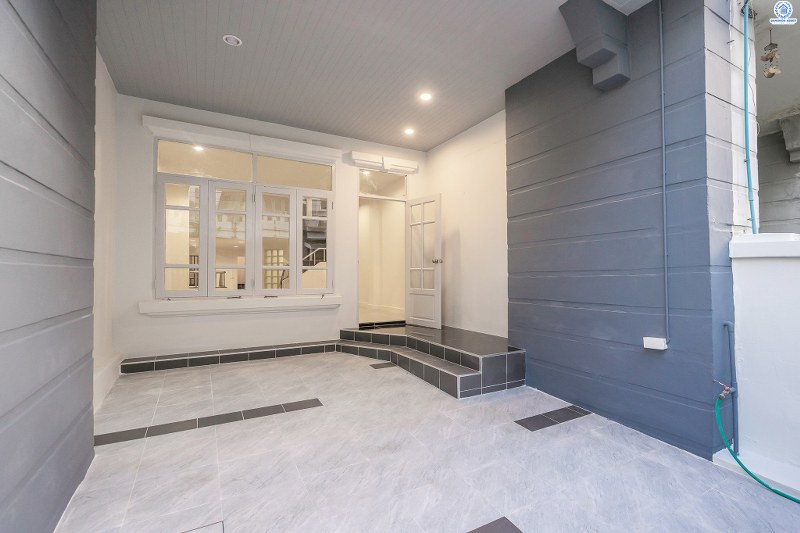 บ้านมือสองตกแต่งใหม่ คุณภาพแบรนด์ Property Perfect ใกล้เซ็นทรัลแจ้งวัฒนะ เพียง 800 เมตร โครงการ นันทนาการ์เด้น แจ้งวัฒนะ ทาวน์โฮม 3 ชั้นพร้อมอยู่ เนื้อที่ 18 ตร.ว. ฟังก์ชั่น 3 ห้องนอน 3 ห้องน้ำ เล่นระดับพื้นภายในแบ่งเป็นสัดส่วน ครบครันทั้งครัวเคาน์เตอร์ และที่จอดรถส่วนตัว บนทำเลดีที่สุด! รองรับรถไฟฟ้าสายสีชมพู ใกล้กับจุดทางด่วนแจ้งวัฒนะ และเมืองทองธานี