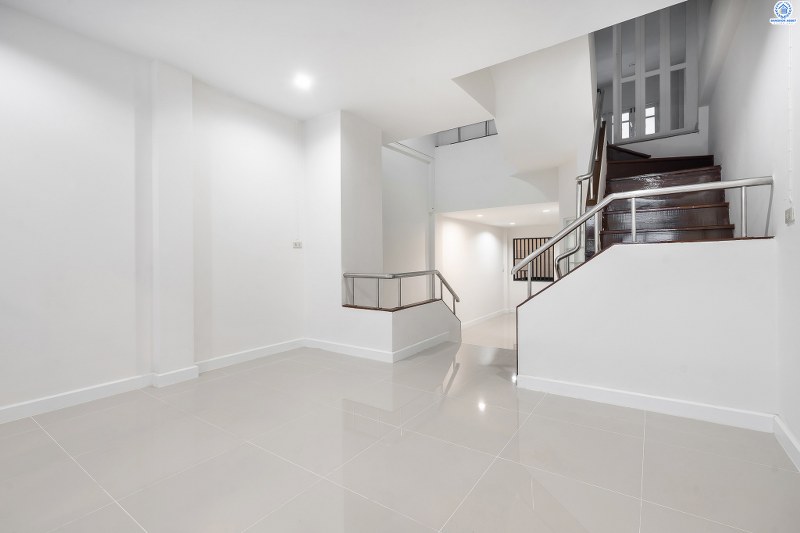 บ้านมือสองตกแต่งใหม่ คุณภาพแบรนด์ Property Perfect ใกล้เซ็นทรัลแจ้งวัฒนะ เพียง 800 เมตร โครงการ นันทนาการ์เด้น แจ้งวัฒนะ ทาวน์โฮม 3 ชั้นพร้อมอยู่ เนื้อที่ 18 ตร.ว. ฟังก์ชั่น 3 ห้องนอน 3 ห้องน้ำ เล่นระดับพื้นภายในแบ่งเป็นสัดส่วน ครบครันทั้งครัวเคาน์เตอร์ และที่จอดรถส่วนตัว บนทำเลดีที่สุด! รองรับรถไฟฟ้าสายสีชมพู ใกล้กับจุดทางด่วนแจ้งวัฒนะ และเมืองทองธานี