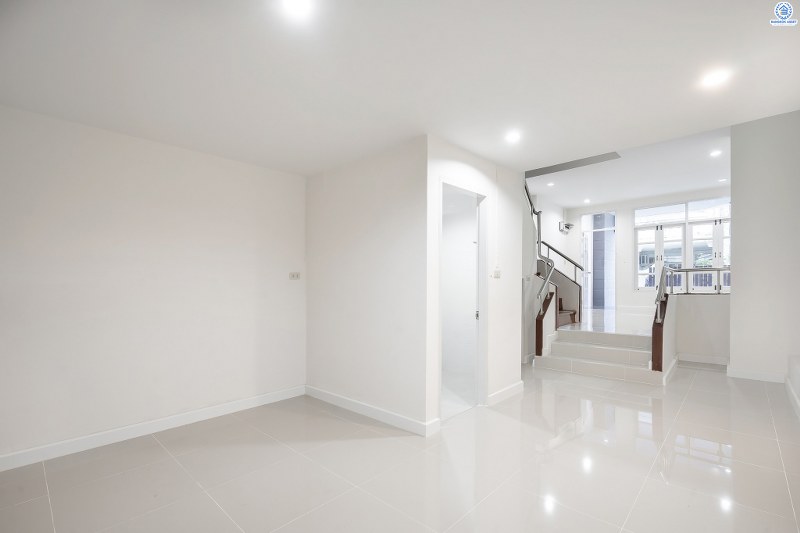 บ้านมือสองตกแต่งใหม่ คุณภาพแบรนด์ Property Perfect ใกล้เซ็นทรัลแจ้งวัฒนะ เพียง 800 เมตร โครงการ นันทนาการ์เด้น แจ้งวัฒนะ ทาวน์โฮม 3 ชั้นพร้อมอยู่ เนื้อที่ 18 ตร.ว. ฟังก์ชั่น 3 ห้องนอน 3 ห้องน้ำ เล่นระดับพื้นภายในแบ่งเป็นสัดส่วน ครบครันทั้งครัวเคาน์เตอร์ และที่จอดรถส่วนตัว บนทำเลดีที่สุด! รองรับรถไฟฟ้าสายสีชมพู ใกล้กับจุดทางด่วนแจ้งวัฒนะ และเมืองทองธานี