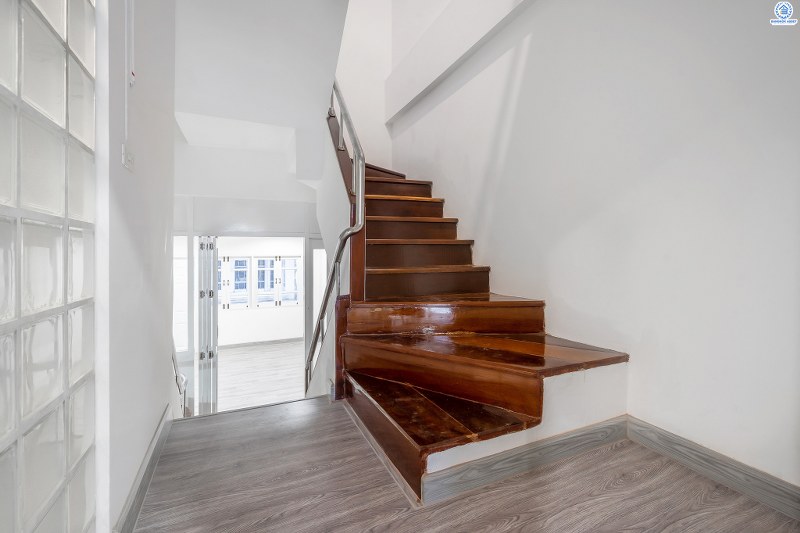 บ้านมือสองตกแต่งใหม่ คุณภาพแบรนด์ Property Perfect ใกล้เซ็นทรัลแจ้งวัฒนะ เพียง 800 เมตร โครงการ นันทนาการ์เด้น แจ้งวัฒนะ ทาวน์โฮม 3 ชั้นพร้อมอยู่ เนื้อที่ 18 ตร.ว. ฟังก์ชั่น 3 ห้องนอน 3 ห้องน้ำ เล่นระดับพื้นภายในแบ่งเป็นสัดส่วน ครบครันทั้งครัวเคาน์เตอร์ และที่จอดรถส่วนตัว บนทำเลดีที่สุด! รองรับรถไฟฟ้าสายสีชมพู ใกล้กับจุดทางด่วนแจ้งวัฒนะ และเมืองทองธานี