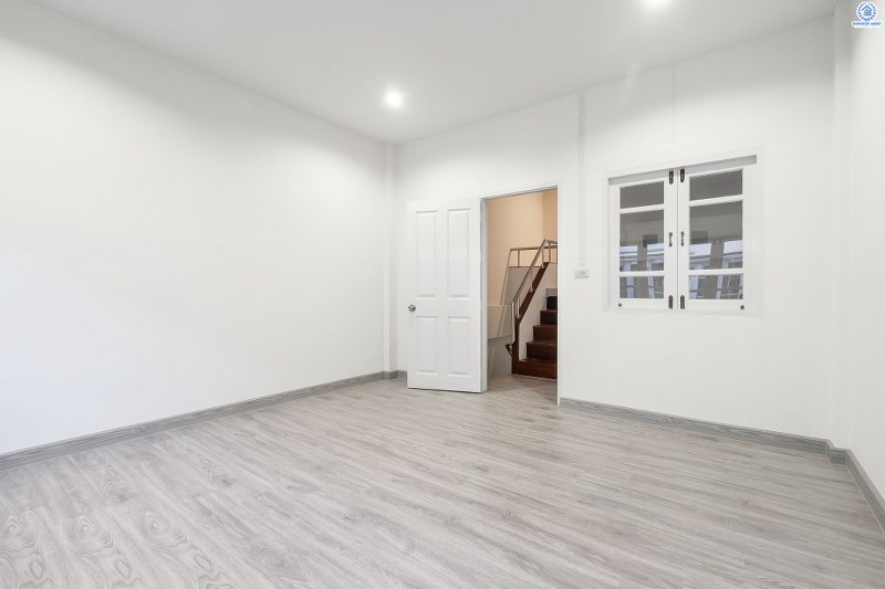 บ้านมือสองตกแต่งใหม่ คุณภาพแบรนด์ Property Perfect ใกล้เซ็นทรัลแจ้งวัฒนะ เพียง 800 เมตร โครงการ นันทนาการ์เด้น แจ้งวัฒนะ ทาวน์โฮม 3 ชั้นพร้อมอยู่ เนื้อที่ 18 ตร.ว. ฟังก์ชั่น 3 ห้องนอน 3 ห้องน้ำ เล่นระดับพื้นภายในแบ่งเป็นสัดส่วน ครบครันทั้งครัวเคาน์เตอร์ และที่จอดรถส่วนตัว บนทำเลดีที่สุด! รองรับรถไฟฟ้าสายสีชมพู ใกล้กับจุดทางด่วนแจ้งวัฒนะ และเมืองทองธานี